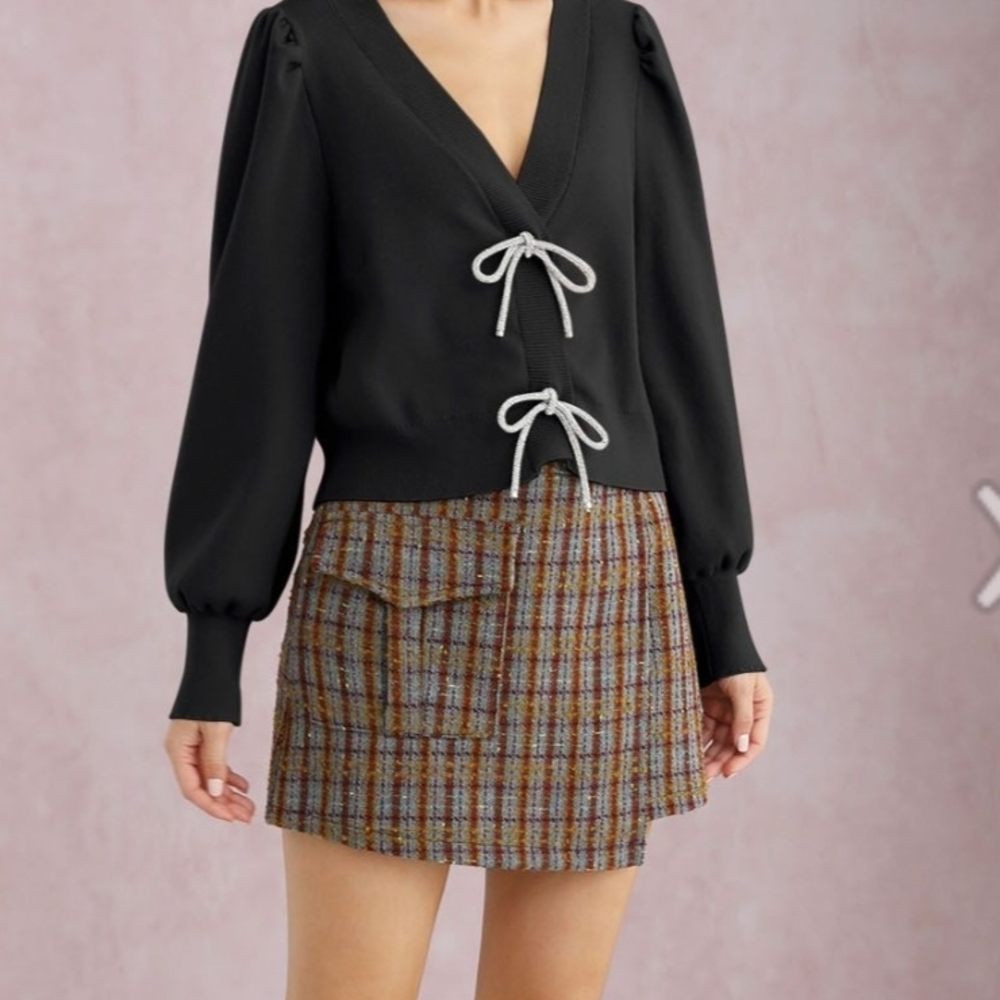 Belledini  Elegant Black V-Neck Sweater with Bow Details - Picture 9 of 10